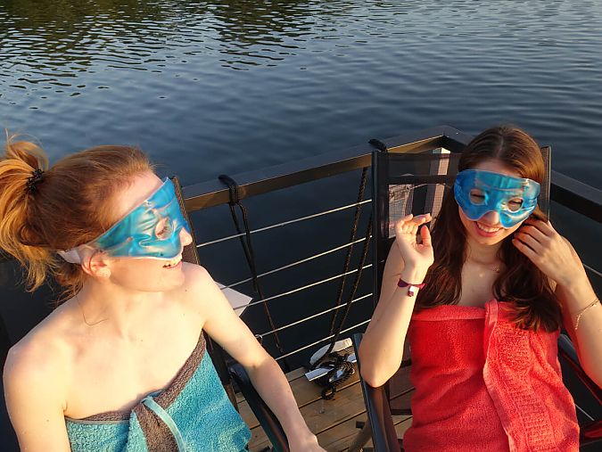 Spaß mit Eismasken auf dem Saunafloß