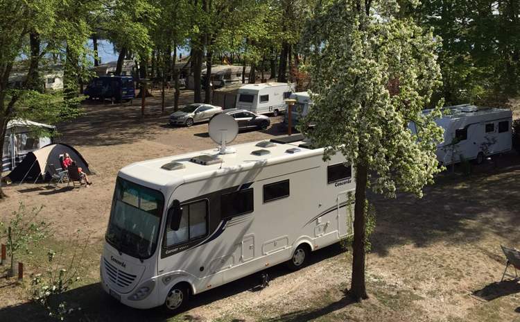 Ferienzimmer Blick aus dem Fenster auf den Campingplatz